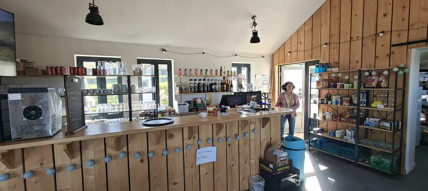Comptoir en bois du snack-bar Le Petit Paradis