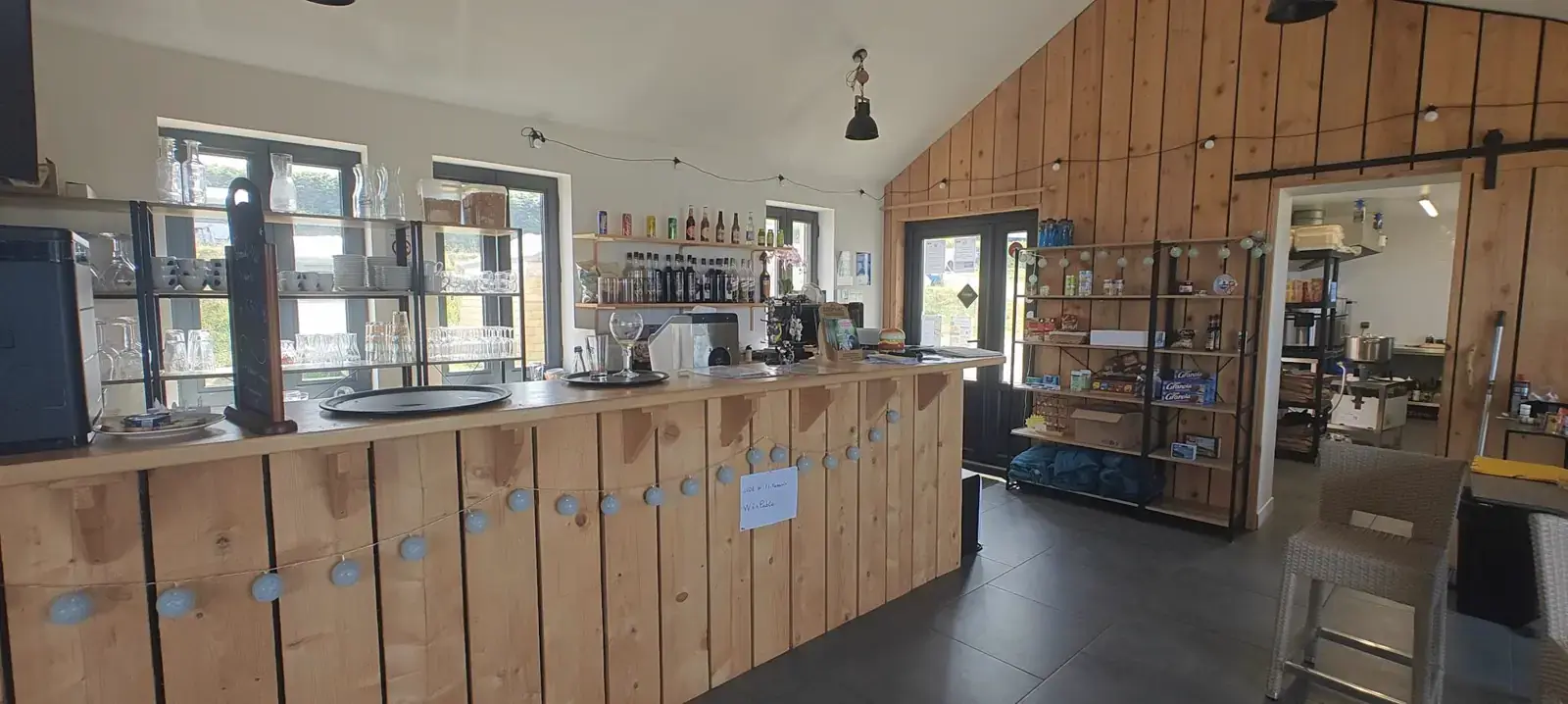 Comptoir en bois du snack-bar Le Petit Paradis