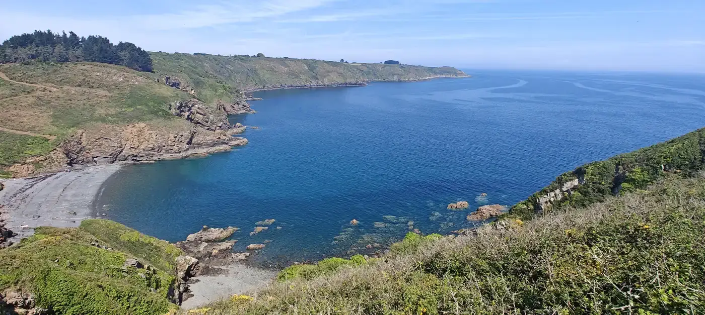 Cap et mer bleue le long du GR34 près de Bréhec