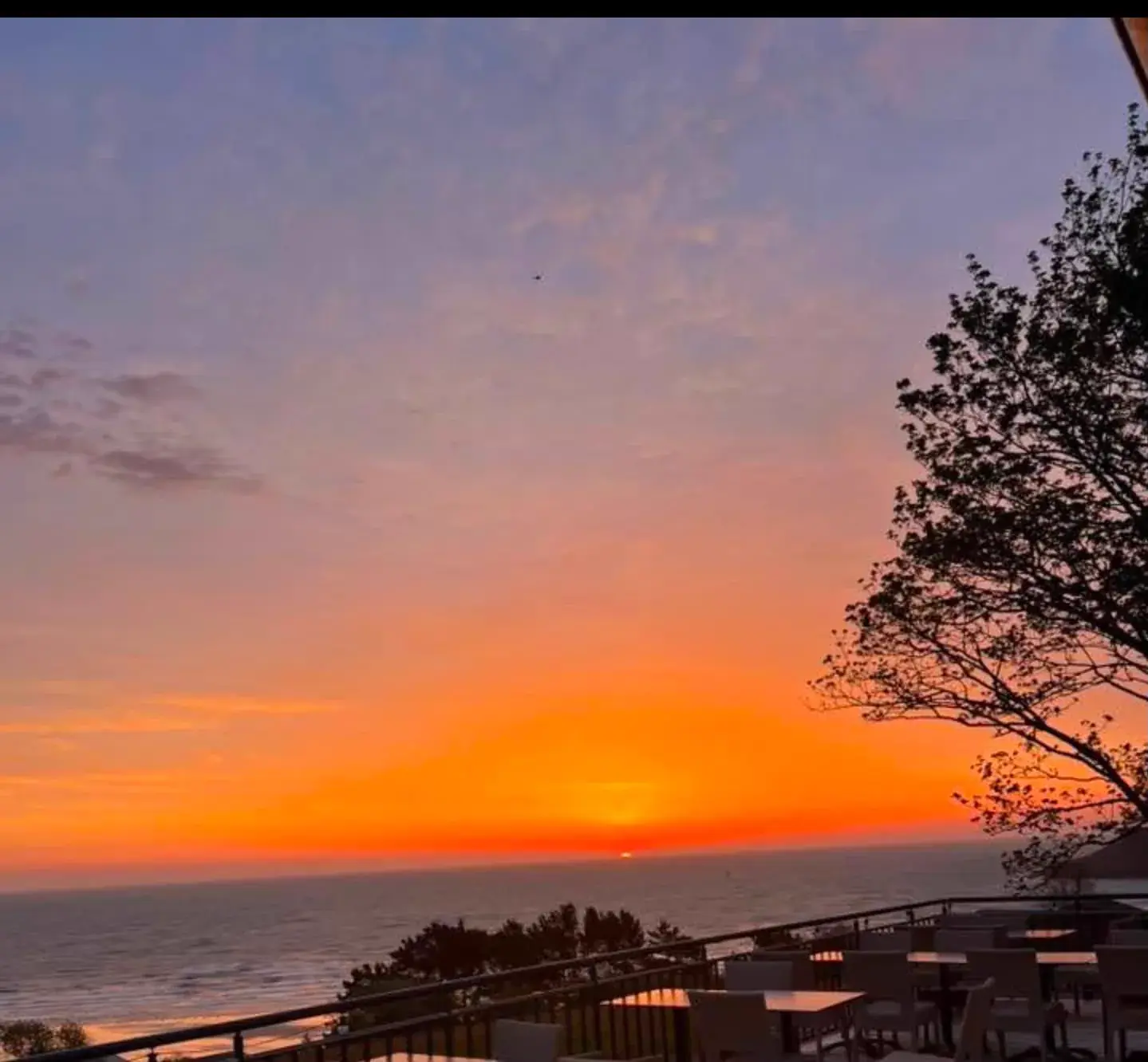 Coucher de soleil sur la mer depuis la terrasse du Petit Paradis à Plouha